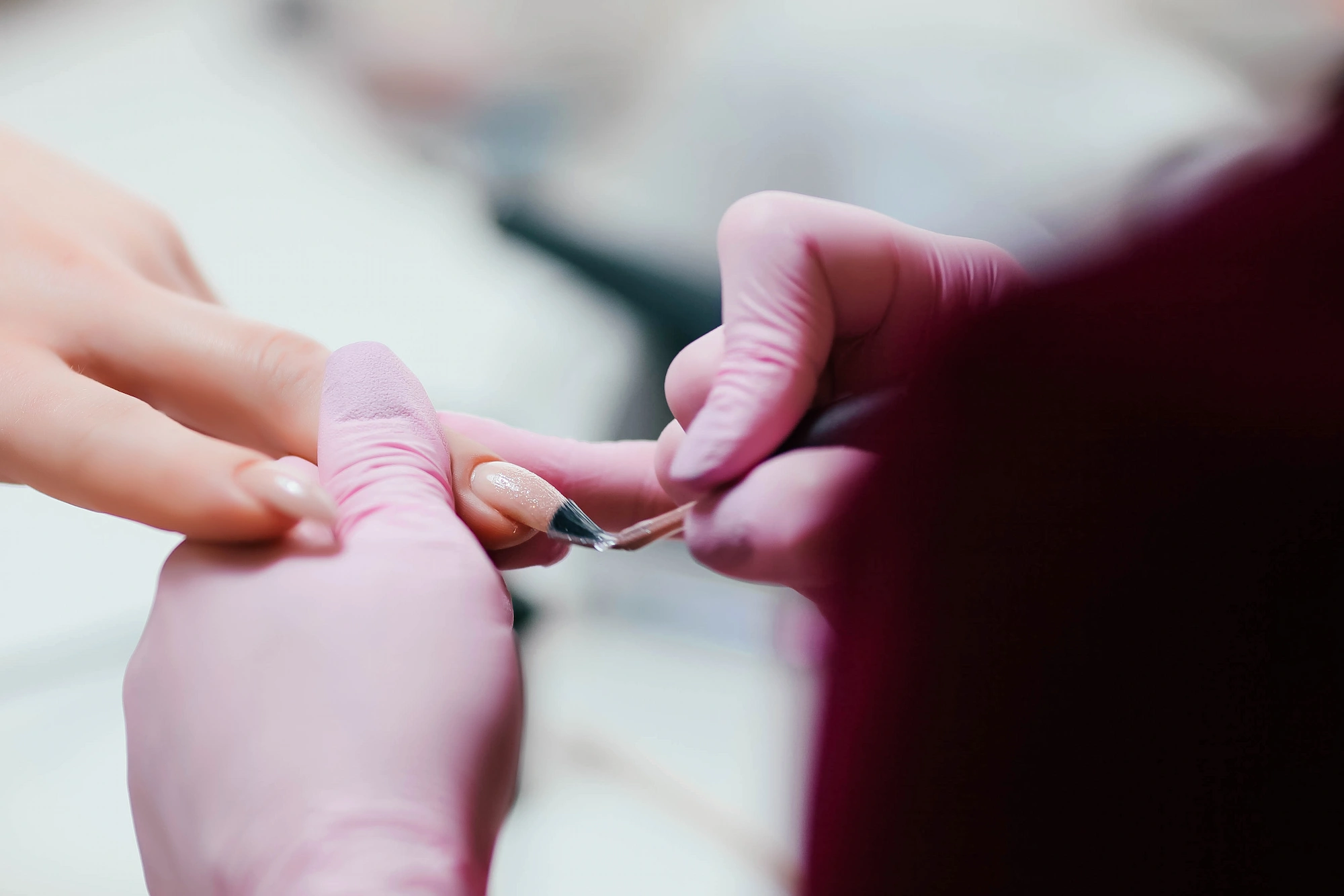Műköröm készítése finom ecsettel a Nails by Kata szalonban